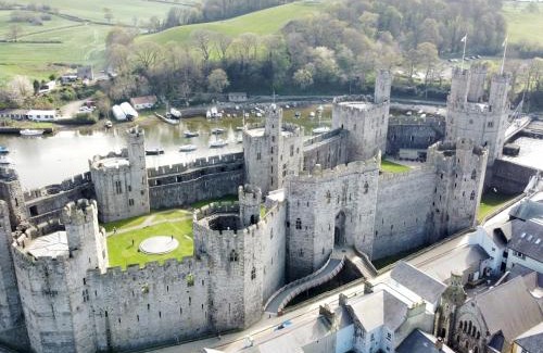 Bont Newydd Apartment | Apartment 5 Old Conservative Club in Historic Town Pass the Keys