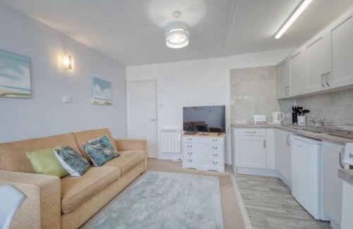 Paignton House | Apartment 7 - 1 bedroom Sea front location - Step free access from rear - Free Parking
