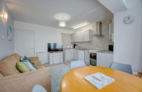 Paignton House | Apartment 7 - 1 bedroom Sea front location - Step free access from rear - Free Parking