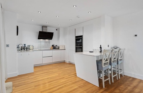 Tenby Apartment | Apartment 8 Waterstone House - Luxury Apartment Sea Views Pet Friendly