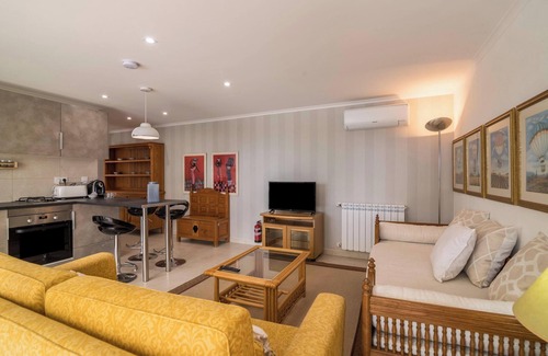 Cerro do Mocho Apartment | Apartment Abelha with Sea view, Infinity pool, Shared Garden & Wi-Fi
