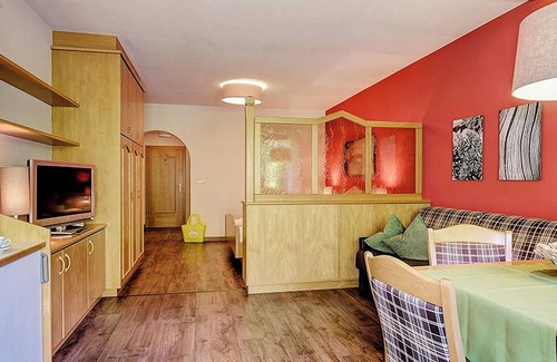 Saltusio Apartment | Apartment "Alpenhof Lodge Almrose ii" with Mountain View, Pool & Wi-Fi