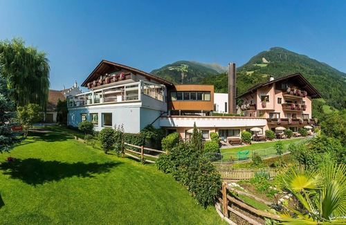 Saltusio Apartment | Apartment "Alpenhof Lodge Almrose ii" with Mountain View, Pool & Wi-Fi