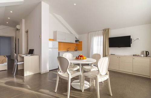 Chiaramonte Gulfi Apartment | Apartment "Aparthotel Grel Suite 208" with Mountain View, Terrace & Wi-Fi