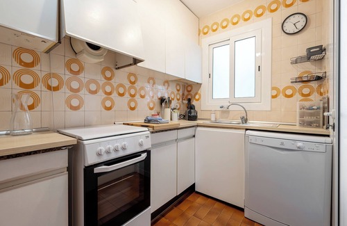 Sant Salvador Apartment | Apartment 'Apartament Platja De Sant Salvador' with Private Terrace, Balcony and Wi-Fi