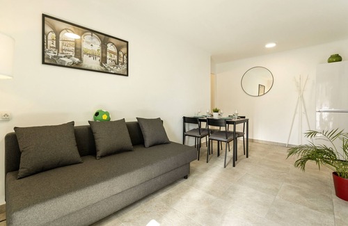 El Besos i el Maresme Apartment | Apartment 'Apartamento Cerca De La Playa' with Balcony, Wi-Fi and Air Conditioning