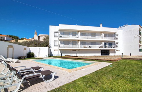 Peneco Beach Apartment | Apartment 'Apartamento Rossio' with Shared Pool, Wi-Fi and Air Conditioning