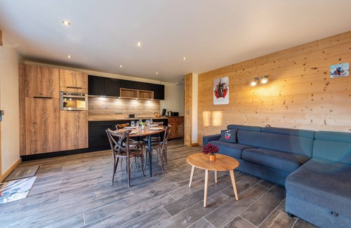 Albiez-le-Vieux Apartment | Apartment 'Appartement Le Zelfée' with Mountain View, Private Terrace and Wi-Fi