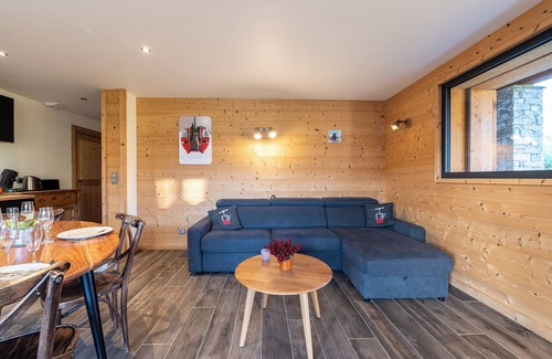Albiez-le-Vieux Apartment | Apartment 'Appartement Le Zelfée' with Mountain View, Private Terrace and Wi-Fi