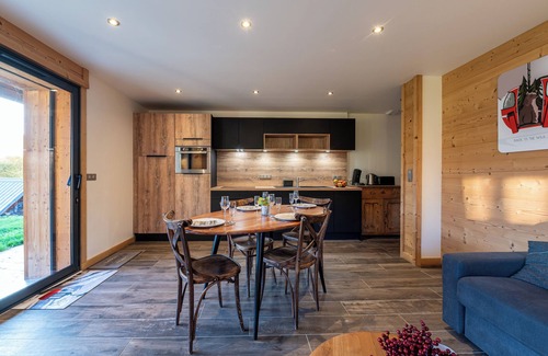 Albiez-le-Vieux Apartment | Apartment 'Appartement Le Zelfée' with Mountain View, Private Terrace and Wi-Fi