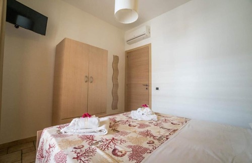 Marina di Ragusa Apartment | Apartment 'Appartamento Timone' with Private Terrace, Wi-Fi and Air Conditioning