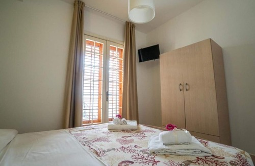 Marina di Ragusa Apartment | Apartment 'Appartamento Timone' with Private Terrace, Wi-Fi and Air Conditioning