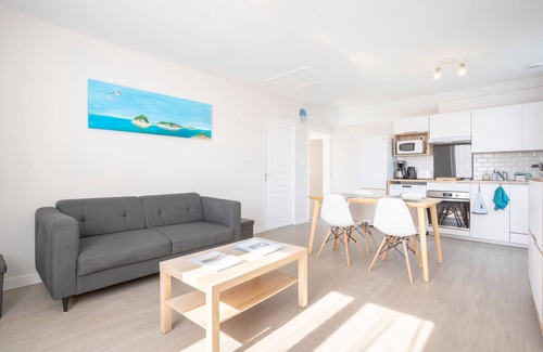 Fouesnant Apartment | Apartment 'Appartement Drenec' with Shared Garden and Wi-Fi