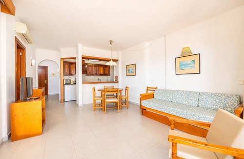 Cala Figuera Apartment | Apartment 'Apto Villa Sirena Vista Piscina' with Shared Pool, Wi-Fi and Air Conditioning
