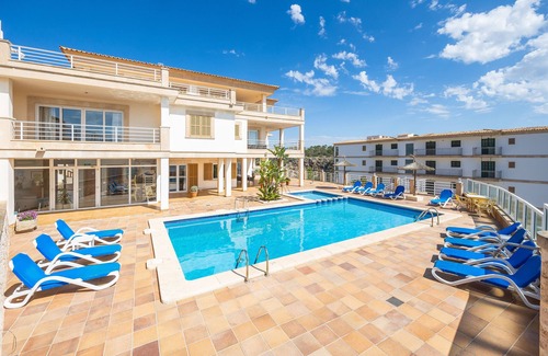 Cala Figuera Apartment | Apartment 'Apto Villa Sirena Vista Piscina' with Shared Pool, Wi-Fi and Air Conditioning