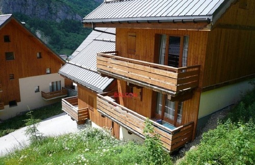 Valloire Apartment | Apartment at the foot of the slopes, 3 * furnished with tourism, SOUTH balcony, Pk. covered