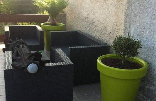 Marignane Apartment | Apartment at the top of the villa with terrace and land for animals, 5 people