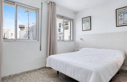 Conil de la Frontera City Center Apartment | Apartment 'Atico Conil Vistas - Sólo Familias' with Sea View, Private Terraces and Wi-Fi