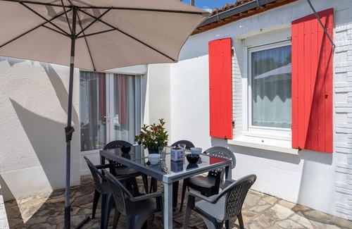 Chateau-Thebaud House | Apartment 'Au Milieu Des Vignes' with Private Terrace, Private Garden and Wi-Fi