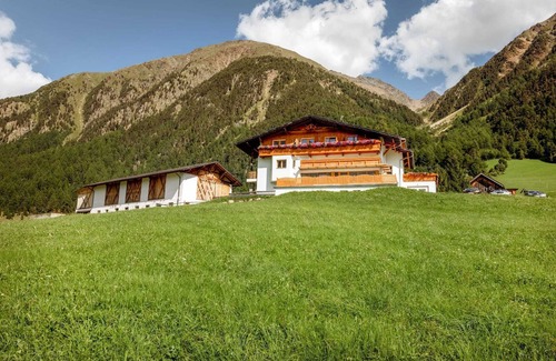 Malles Venosta Apartment | Apartment 'Ausserglieshof Wohnung Portles' with Mountain View, Shared Garden and Wi-Fi
