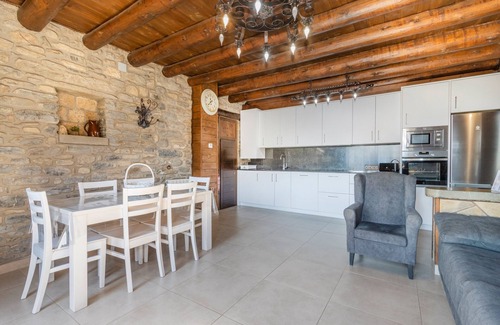 Borrastre Apartment | Apartment 'Bachella' with Mountain View, Private Terrace and Wi-Fi