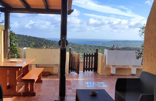 Cugnana Verde Apartment | Apartment 'Bella Vista 2' with Sea View, Wi-Fi and Air Conditioning