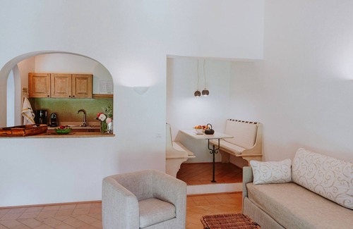 Puegnago del Garda Apartment | Apartment 'Bilocale Turchese' with Shared Pool, Wi-Fi, and Air Conditioning