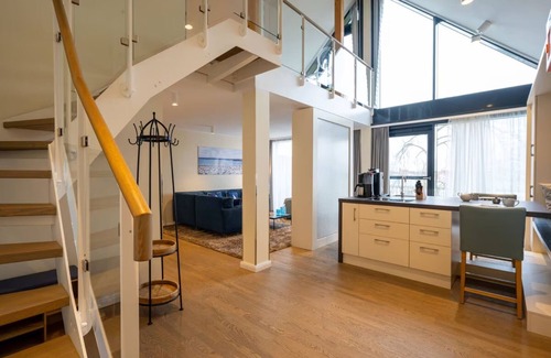 Muritz Apartment | Apartment 'Blau Mit Müritzblick' with Lake View, Shared Pool and Wi-Fi