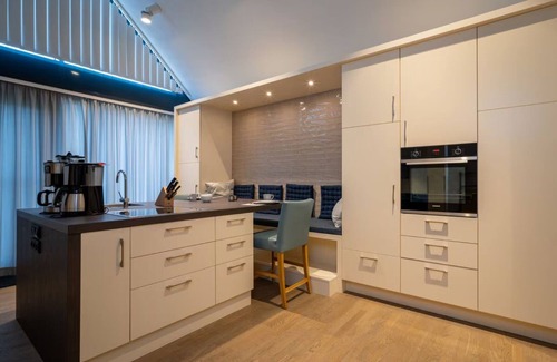 Muritz Apartment | Apartment 'Blau Mit Müritzblick' with Lake View, Shared Pool and Wi-Fi