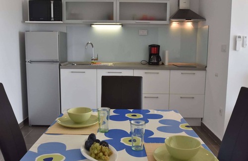 Bilice Apartment | Apartment by the Beach in Dalmatia