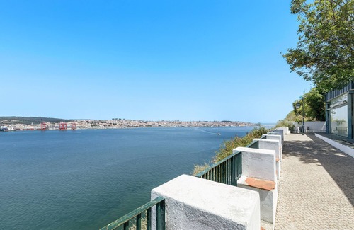 Cacilhas Apartment | Apartment 'Cantinho Do Tejo' with Private Terrace and Wi-Fi