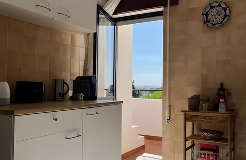 Alporchinhos Apartment | Apartment 'Casa Oliveira - Algarve' with Sea View, Wi-Fi and Air Conditioning