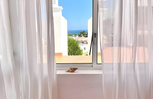 Alporchinhos Apartment | Apartment 'Casa Oliveira - Algarve' with Sea View, Wi-Fi and Air Conditioning