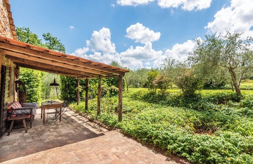 Murlo Apartment | Apartment 'Casa Verde A Murlo' with Shared Pool, Wi-Fi, and Air Conditioning