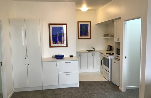 Oneroa Apartment | Apartment Central Oneroa, Amazing Ocean Views.