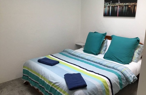 Oneroa Apartment | Apartment Central Oneroa, Amazing Ocean Views.