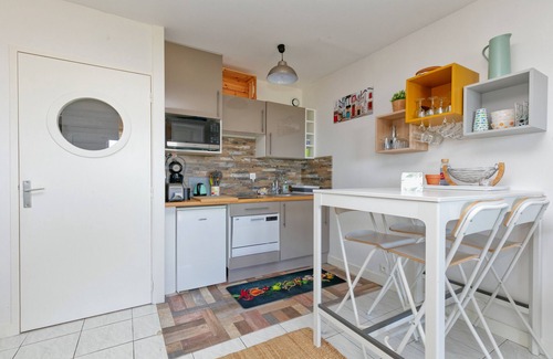 Le Croisic Apartment | Apartment 'Cosy Face La Mer' with Sea View, Private Terrace and Wi-Fi