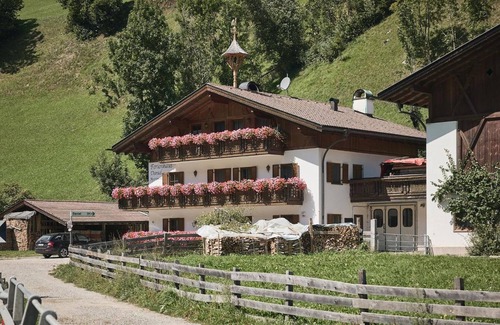Racines Apartment | Apartment 'Daniel Dachgeschoss' with Mountain View, Balcony and Wi-Fi
