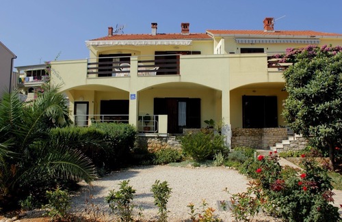 Mali Iz Apartment | Apartment Davor - 20m from sea : A3(6) - Mali Iz (Island Iz), Zadar riviera, Croatia