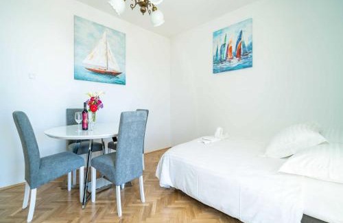 Gornji Kono Apartment | Apartment Debos - One-Bedroom Apartment with Balcony and Sea View