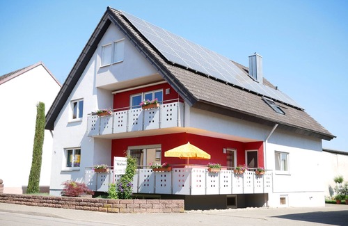 Ringsheim Apartment | Apartment 'Die Kleine Ferienwohnung' with Shared Garden, Wi-Fi and Air Conditioning