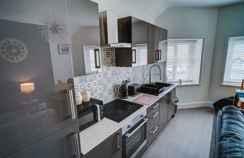 Colwyn Bay Apartment | Apartment Double Ensuite with Shower & Sea View at Beachmount Holiday Apartments