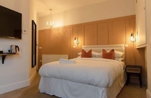 Easton on the Hill Apartment | Apartment-Ensuite W/Shower