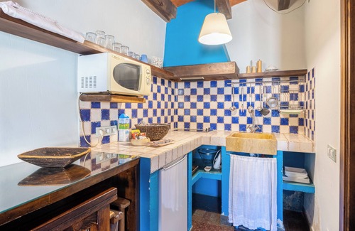 Braojos Apartment | Apartment 'Alojamiento Taurus' with Balcony and Wi-Fi