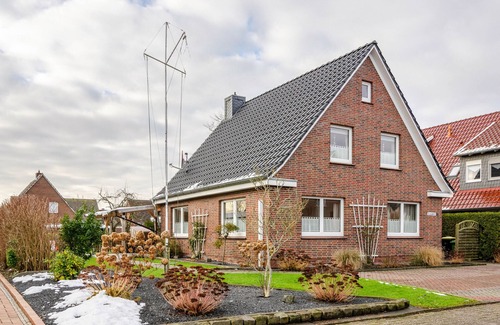 Norddeich Apartment | Apartment 'Ferienhaus Diekster - Obergeschoss' with Shared Terrace, Private Garden and Wi-Fi