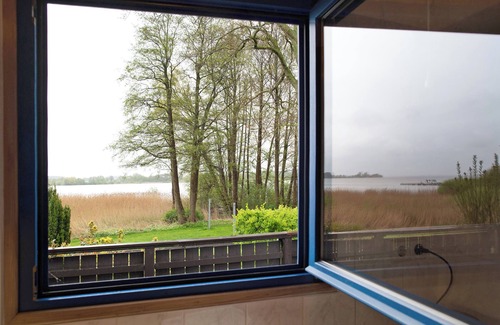 Muritz House | Apartment 'Ferienhaus 'am Seeufer' with Lake View, Private Terrace and Private Garden