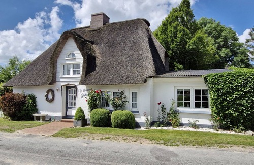 Winnert House | Apartment 'Ferienhaus Jakobsen' with Private Garden, Balcony and Wi-Fi