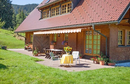 Hinterzarten Apartment | Apartment 'Ferienwohnung Sonne, 35qm' with Mountain View, Shared Terrace and Wi-Fi
