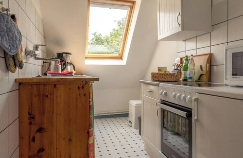 Nordstrand Apartment | Apartment 'Ferienwohnung Silbermöwe' with Shared Terrace, Shared Garden and Wi-Fi