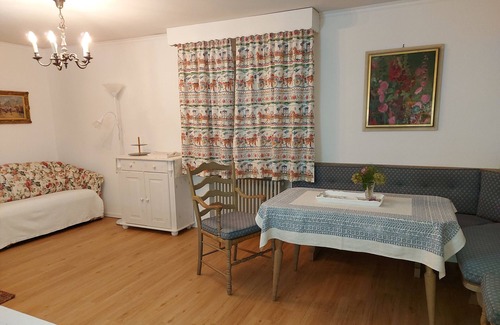 Munchen District Apartment | Apartment 'Ferienwohnung Grünwald' with Private Garden and Wi-Fi